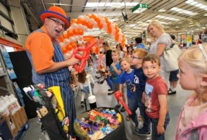 Balloon modeller at an event in Swansea.