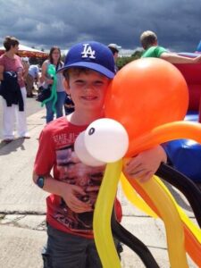 children's party entertainer octopus balloon modelling